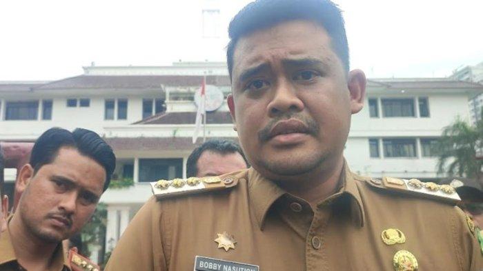 Wali Kota Medan Bobby Nasution saat diwawancarai di depan kantor Pemko Medan, Senin (20/1/2025). Bobby merespon soal isu dirinya akan membawa sejumlah pejabat Pemko ke Pemprov Sumut.