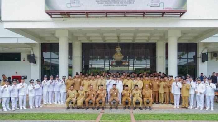 Wali Kota Medan Bobby Nasution saat foto bersama 130 pejabat yang baru dilantik di Balai Kota Medan, Senin (4/12/2023). Dalam pelantikan itu, Bobby berpesan jangan sampai camat dan lurah tidak dikenali warga.