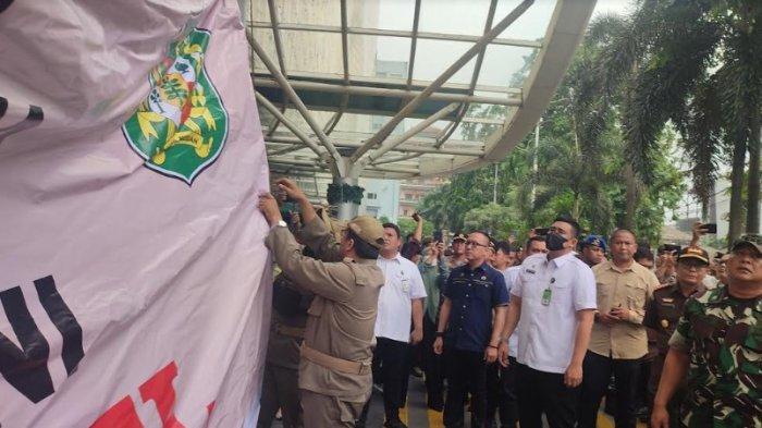 Wali Kota Medan Bobby Nasution saat ikut serta dalam pemasangan spanduk  penyegelan  dan penutupan Mal Centre Point Medan, Rabu (15/5/2024), Bobby menegaskan, apabila pihak Centre Point tidak membayar pajak retribusi  sesuai dengan waktu yang ditetapkan, maka akan dibongkar