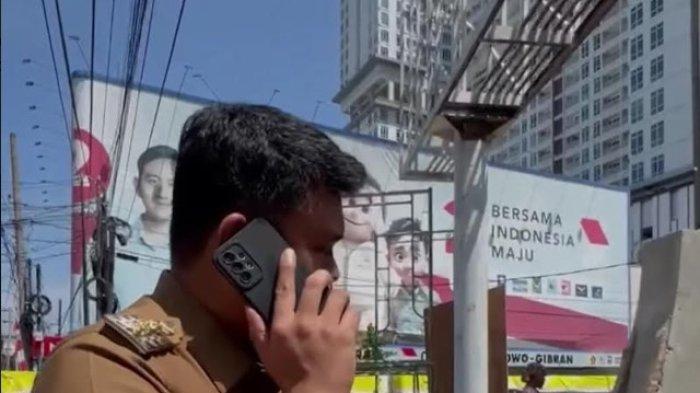 Wali Kota Medan Bobby Nasution  saat menelpon seseorang yang diduga pemegang proyek pembangunan tugu Putri Hijau, Selasa ( 23/7/2024). Bobby mengamuk,  gegara proyek yang sedang dibangun tidak sesuai perencanaan.