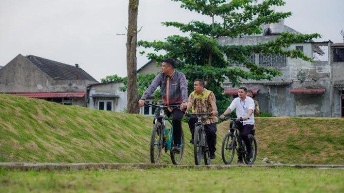 Wali Kota Medan Bobby Nasution saat meninjau revitalisasi  Taman Cadika beberapa waktu lalu. Saat ini pengerjaan fisik revitalisasi Taman Cadika sudah rampung 90 persen. (TRIBUN MEDAN/ANISA)