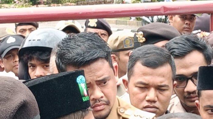 Wali Kota Medan Bobby Nasution saat menumui puluhan mahasiswa Cipayung Plus saat melakukan aksi unjuk rasa, Senin (29/7/2024). Dalam aksi itu, mahasiswa mengkritik kinerja Wali Kota Medan.