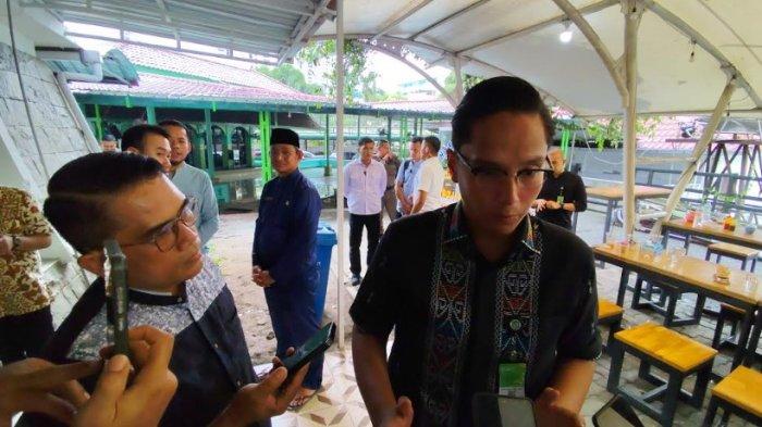 CALO HONORER: Wali Kota Medan Rico Tri Putra Bayu diwawancarai soal Endang Agus Susanto PNS yang terlibat dugaan calo honorer di Balai Kota Medan, Jumat (2/5/2025). (Tribun-Medan.com/Dedy Kurniawan)