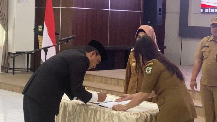 Wali Kota Pematang, Susanti Dewayani melantik Dwi Aries Sudarto sebagai Pj Sekda Kota Pematang, Senin (15/1/2023)