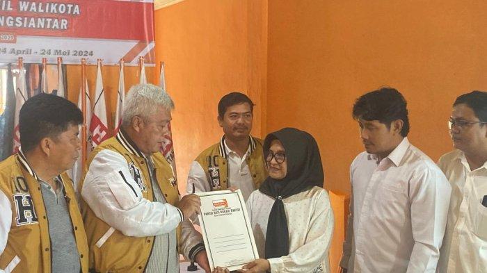 Wali Kota Susanti Dewayani daftarkan diri sebagai Bakal Calon Wali Kota ke Hanura, Jumat (17/5/2024)