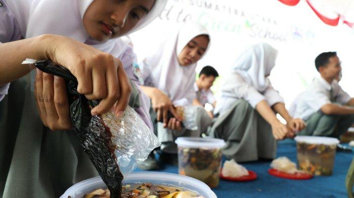 Siswa/siswi SMKN 1 Beringin terlihat sangat antusias dalam kegiatan pembuatan eco enzyme, semangat mereka tampak mencolok.
