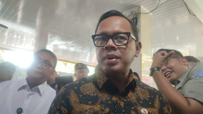 Wamendagri Bima Arya saat diwawancarai usai meninjau Disdukcapil Medan, Rabu (11/12/2024).  