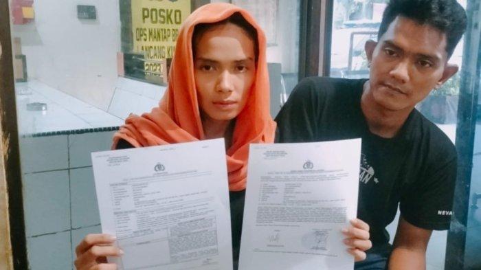 WANITA DIKEROYOK: Wanita yang jadi korban pengeroyokan oleh sejumlah debt collector didampingi suaminya usai membuat laporan polisi di Polaek Bukitraya, Pekanbaru, Riau, Sabtu (19/4/2025) malam.