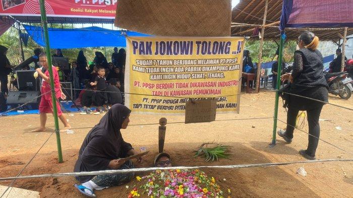 Warga Pulau Padang, Kecamatan Rantau Utara, Kabupaten Labuhan Batu melakukan aksi unjuk rasa dengan menanam diri, Kamis (16/5/2024). Meminta pabrik kelapa sawit di kampungnya segera di tutup.