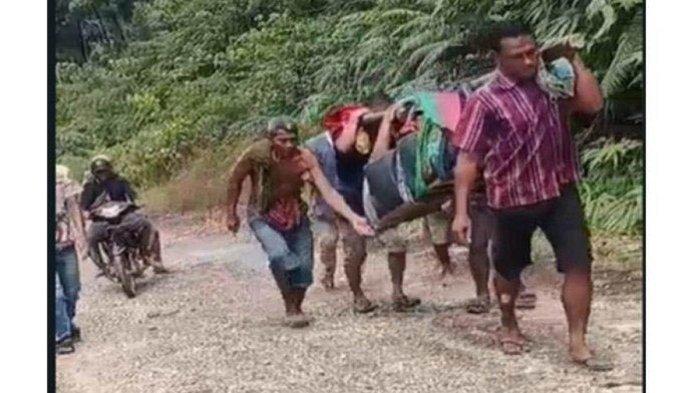 Warga Tandu Ibu ke Puskesmas untuk melahirkan di Pasaman, Sumatera Barat