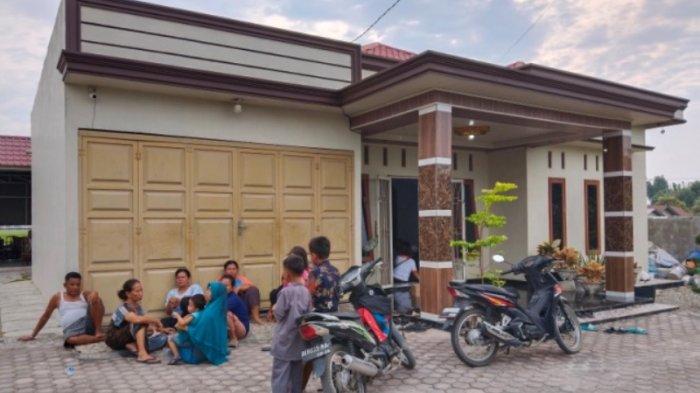 Warga berkumpul di rumah duka  korban kecelakaan kereta api tabrak Toyota Rush di Desa Sumberjo Kecamatan Pagar Merbau Minggu, (21/7/2024).