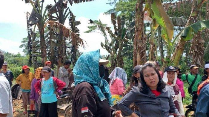 Warga di Jalan Selambo, Desa Amplas, Kecamatan Percut Seituan, Deliserdang, terlihat masih berkumpul setelah kejadian penyerangan yang mengakibatkan dua orang tewas, Selasa (22/10/2024). TRIBUN-MEDAN/ALFIANSYAH