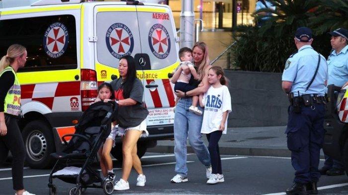 Warga keluar dari lokasi penikaman massal yang mengakibatkan 7 orang tewas di pusat perbelanjaan di bernama Westfield Bondi Junction di Sydney.