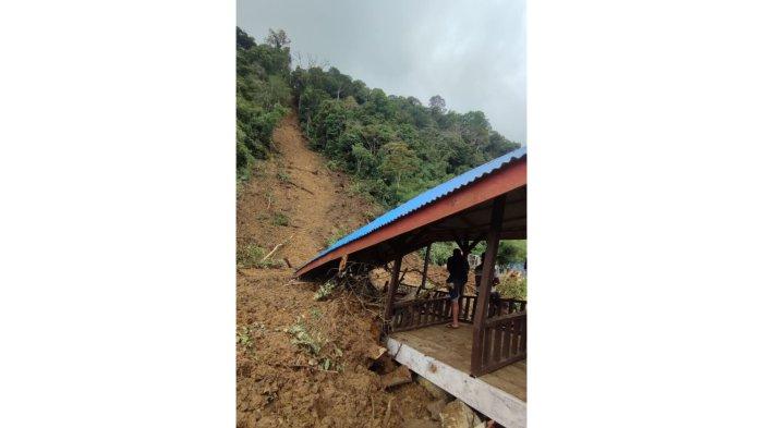 Warga melihat kondisi tebing yang longsor di Dusun Pamah Semelir A, Desa Telagah, Kecamatan Sei Bingai, Kabupaten Langkat, Minggu (26/1/2025).
