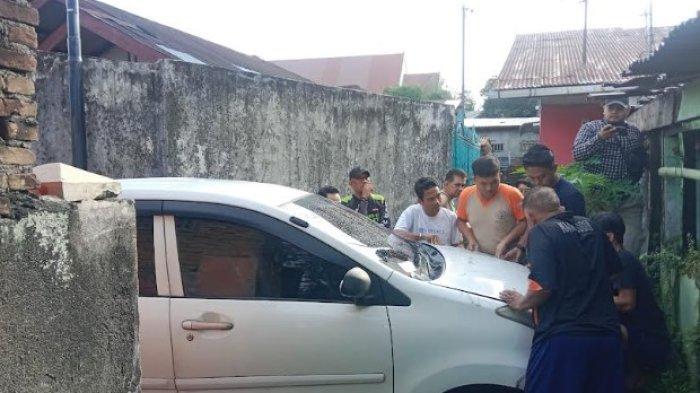Warga melihat mobil jenis Daihatsu Xenia B 1498 SYE berwarna putih ditinggal begitu saja oleh pemiliknya, di Jalan Air Bersih, Gang Olahraga, Kelurahan Sudirejo I, Kecamatan Medan Kota, Kamis (9/1/2025) pagi tadi. Kini mobil dibawa ke kantor Polisi.