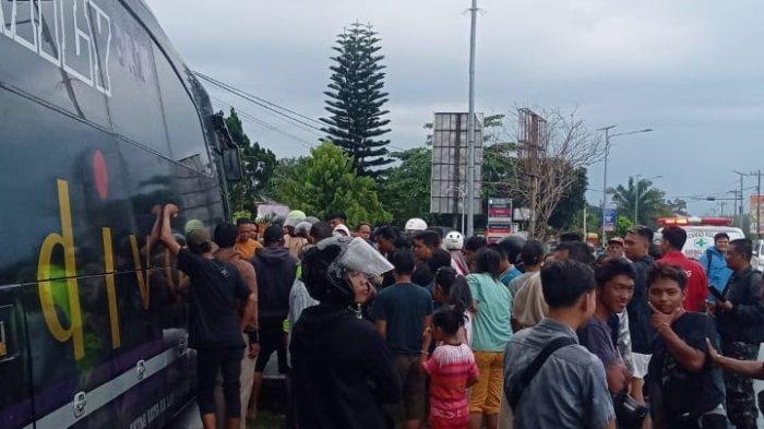 Warga memadati Bus Eldivo yang menabrak seorang prajurit TNI-AD dari Kodim 0207/Simalungun, Senin (25/12/2023) 