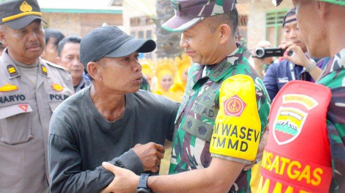 Warga masyarakat yang berdomisili di wilayah terisolir di Desa Selat Beting, Kecamatan Panai Tengah, Kabupaten Labuhanbatu, Sumatera Utara, kini tampak berbahagia dengan ketersediaan air bersih yang dihadirkan melalui program TNI Manunggal Membangun Desa (TMMD) ke-120 Kodim 0209/LB (Labuhanbatu). (Pendim 0209/LB)