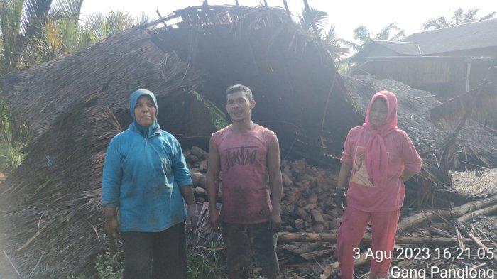 Warga Pangkalan Batu membongkar dapur-dapur arang milik sendiri di Desa Pangkalan Batu Kecamatan Brandan Kabupaten Langkat, Kamis (3/8/2023).