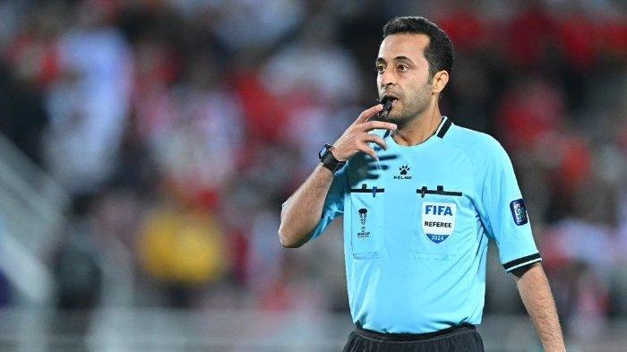 Inilah wasit Mooud Bonyadifard asal Iran yang akan menjadi wasit laga Timnas Indonesia vs Jepang di Kualifikasi Piala Dunia 2026 Zona Asia, Jumat (15/11/2024). Wasit Mooud Bonyadifard mendapatkan banyak dukungan dari wasit-wasit Timur Tengah jelang memimpin laga Timnas Indonesia vs Jepang.