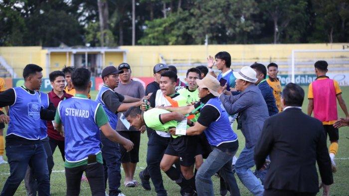 Wasit melarikan diri untuk menghindari amarah tim dan suporter PSDS di Stadion Baharoeddin Siregar Jumat, (26/1/2024)