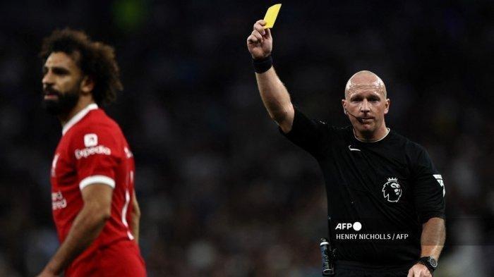 Wasit Simon Hooper memberikan kartu kuning kepada striker Liverpool Mesir #11 Mohamed Salah selama pertandingan sepak bola Liga Premier Inggris antara Tottenham Hotspur dan Liverpool di Stadion Tottenham Hotspur, London, pada 30 September 2023. Kinerja wasit Simon Hooper saat memimpin laga Tottenham Hotspur vs Liverpool menuai banyak kritikan dan sorotan.