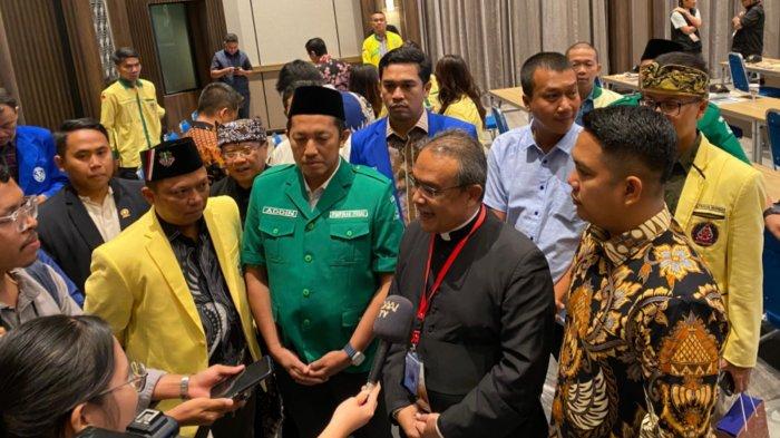 DOOR STOP: Sekretaris Kom HAK KWI Rm Aloysius Budi Purnomo Pr bersama ketujuh Ketum Ormas Pemuda Lintas Agama diwawancarai media usai acara pemberian anugerah Sehati Seperjalanan di KWI, Jakarta, Selasa (25/2/2025). (HO/PWKI)