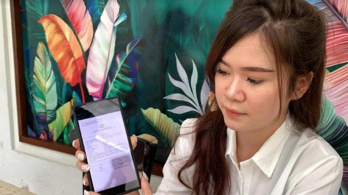 Wilda Halim, menunjukkan bukti laporan polisi, Selasa (11/6/2024). TRIBUN-MEDAN/ALFIANSYAH