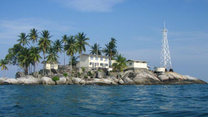 Wisata Pulau Berhala di Kecamatan Singkep Selatan, Kabupaten Lingga, Provinsi Kepulauan Riau (Kepri) menjadi daya tarik pengunjung dari luar daerah.