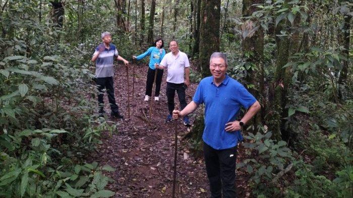 Wisatawan berfoto saat menjajal jungle track menuju air terjun kembar, di Taman Simalem Resort, di kecamatan Merek, Kabupaten Karo.