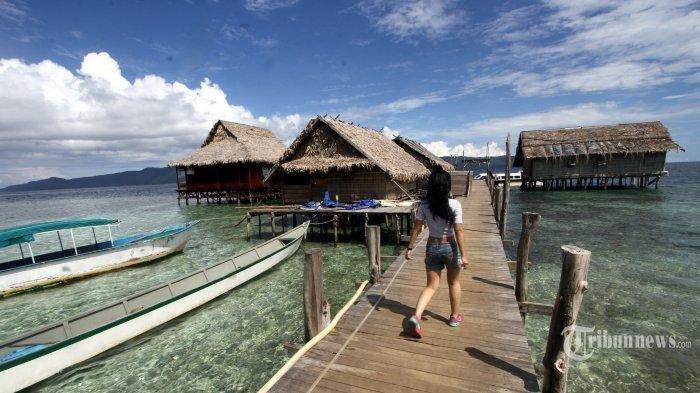 Wisatawan berjalan di dermaga rumah singgah di Pulau Sawinggrai, Kepulauan Raja Ampat, Papua Barat, Senin (16/5/2016). Kabupaten Raja Ampat terdiri dari 610 pulau dengan empat pulau utama, yaitu Pulau Misool, Salawati, Batanta dan Waigeo. Dari 610 pulau eksotis tersebut hanya 35 pulau yang memiliki nama.