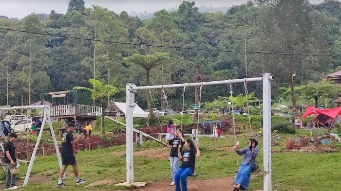 Wisatawan bermain di areal camping ground Lentera Lau Kawar, yang berada di Danau Lau Kawar, di Kecamatan Namanteran, Kabupaten Karo. (TRIBUN MEDAN/MUHAMMAD NASRUL)