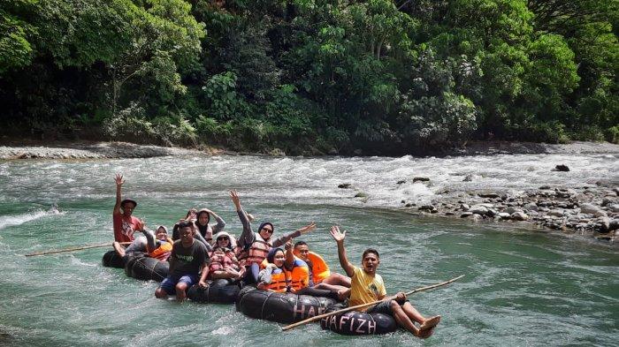 Wisatawan saat rafting di Bukit Lawang.