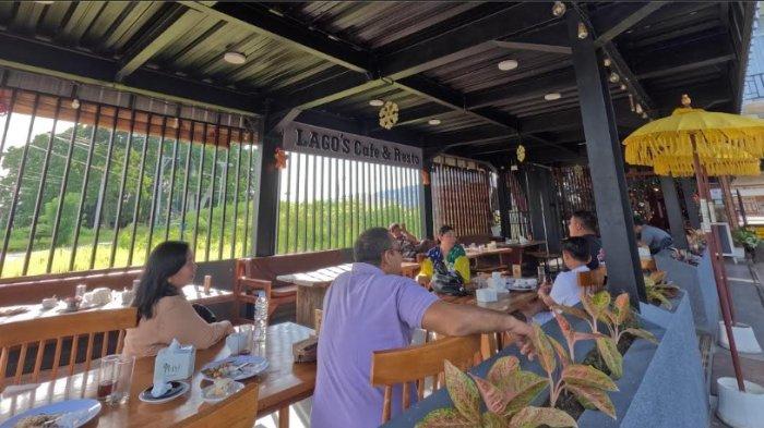 Wisatawan yang menginap di Lago's Hotel sedang menikmati sarapan sambil berbincang di pagi hari