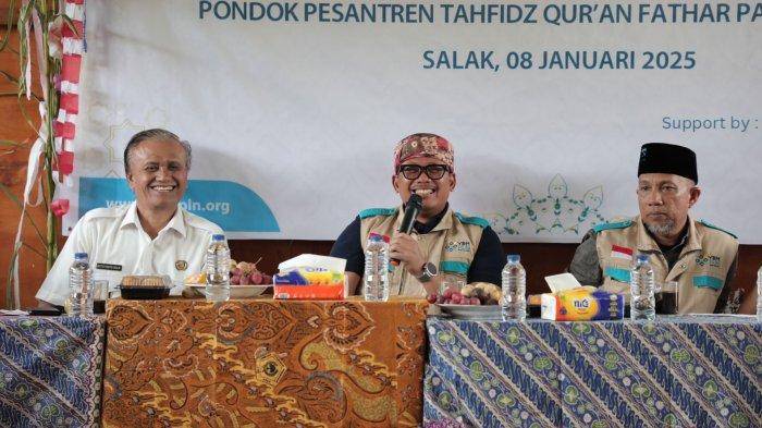 General Manager PLN UID Sumut, Agus Kuswardoyo (tengah) saat menyampaikan Sambutan pada saat penyerahan Bantuan kepada Ponpes Tahfidz Baital Makmur di Salak, Pakpak Bharat (8/1).
