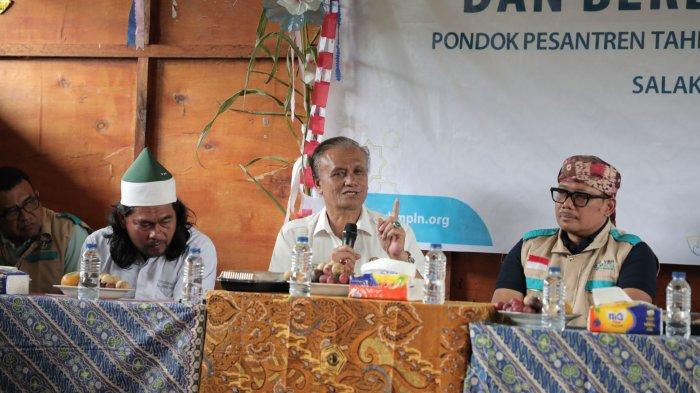 Wakil Bupati Pakpak Bharat, H. Mutsyuhito Solin, Dr. M.Pd, (tengah) saat myampaikan terima kasih kepada PLN dan YBM PLN UID Sumut atas perhatian dan bantuan yang diberikan ke salah satu Ponpes Pakpak Bharat.