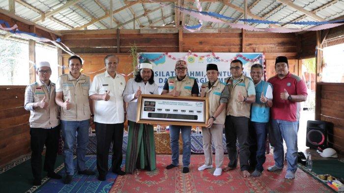 Penyerahan Bantuan Bantuan jam digital yang disampaikan oleh General Manager PLN UID Sumatera Utara, Agus Kuswardoyo (5 dari kanan) yang diterima langsung oleh Pimpinan Ponpes Tahfidz Baital Makmur, Burhanuddin Boananalu (4 dari Kiri) (8/1).