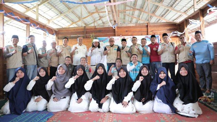 Foto Bersama PLN, YBM, Tamu dan Santriwati Ponpes Tahfidz Baital Makmur.