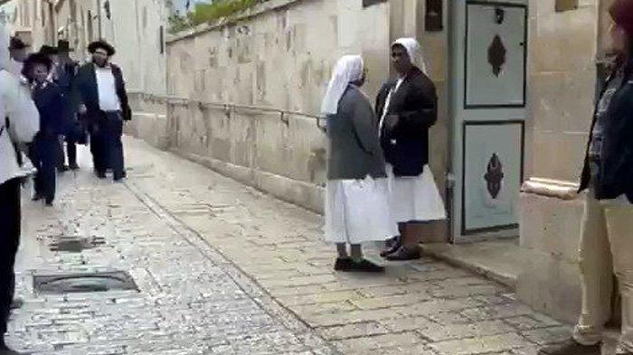 PELECEHAN DI YERUSALEM - Sekelompok Yahudi Israel meludahi Biarawati dan umat Kristen lainnya di depan Gereja di Kota Tua Yerusalem, Polisi Israel pun dikabarkan telah menangkap lima orang yang dicurigai meludahi umat Kristen di depan gereja di Kota Tua Yerusalem tersebut. Namun, tidak ada rincian yang diberikan mengenai identitas orang-orang yang ditangkap. (istimewa)