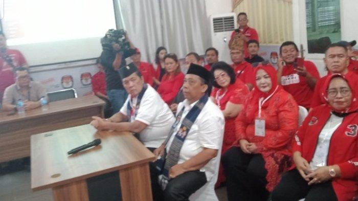 Pasangan calon yang didukung PDI Perjuangan (PDI-P) Yan Santoso Purba (Bang Ganteng) dan Irwan resmi mendaftar ke KPU Pematangsiantar, Kamis (29/8/2024). (HO)