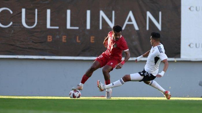 Aksi pemain Timnas Indonesia, Yakob Sayuri saat berhadapan dengan pemain Libya pada laga uji coba sebelum Piala Asia 2023, Jumat (5/1/2024). (PSSI)
