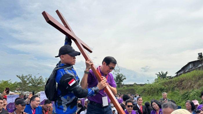JALAN SALIB - Anggota DPR RI Yasonna Laoly memancang salib di GBI Rumah Persembahan Medan, 15 Mei 2025. Puncak Ibadah Paskah Nasional 2025 akan dihadiri 15.000 jemaat dari lintas Gereja.