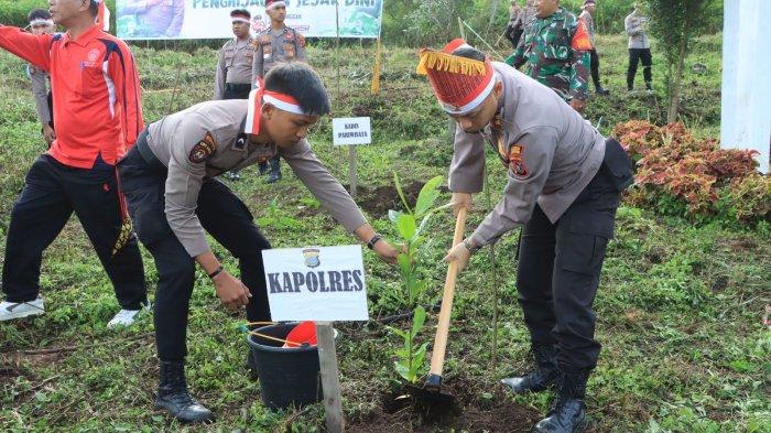 Kapolres Samosir AKBP Yogie Hardiman SH SIK MH memimpin pemamanaman pohon di lereng Gunung Pusuk Desa Buhit Sigulatti di Kecamatan Sianjur Mula-mula Kabupaten Samosir yang dilakukan secara serentak di Indonesia, (23/8/2023).