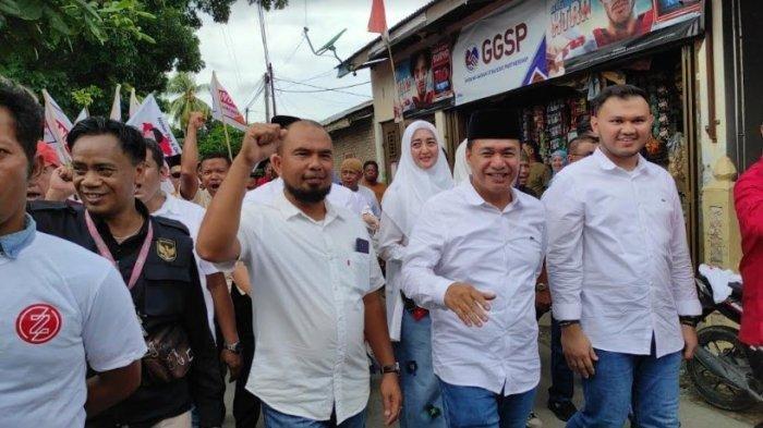 Zahir bersama Aslam Rayuda menuju KPU Batubara untuk mendaftarkan diri sebagai calon Bupati dan Calon Wakil Bupati Batubara, Rabu (28/8/2024). Diiringi oleh drumband dan pendukung.