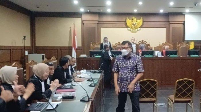 TERSENYUM: Zarof Ricar, mantan pejabat Mahkamah Agung (MA) menyapa jaksa usai didakwa melakukan percobaan, pembantuan, atau pemufakatan jahat menyuap Hakim Agung Soesilo yang menangani perkara kasasi perkara kasasi Gregorius Ronald Tannur di Pengadilan Tipikor Jakarta Pusat, Senin (10/2/2025). 