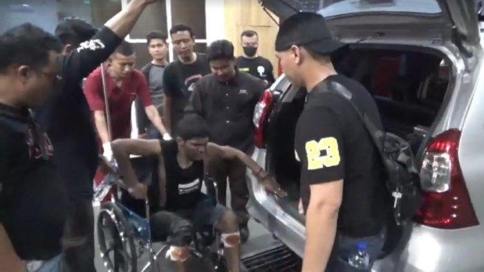 Zulfi, residivis curanmor terlihat duduk di kursi roda usai kakinya ditembak polisi.