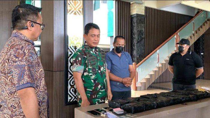 Zulham (baju biru) kurir sabu yang ditangkap personel Deninteldam I/BB di Jalan Sei Rengas, Kecamatan Kisaran Barat, pada Kamis (19/12/2024) kemarin. Pelaku dihadirkan saat konferensi pers di Kodam I/BB, kini kasus tersebut telah diserahkan ke Dit Narkoba Polda Sumatra Utara, Jumat (20/12/2024). TRIBUN-MEDAN/ALFIANSYAH