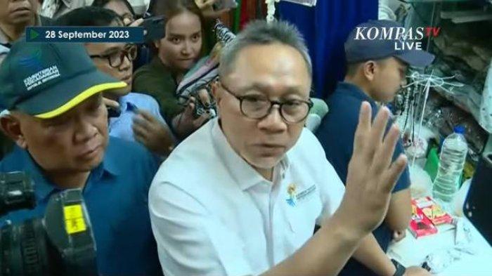 Menteri Perdagangan (Mendag) Zulkifli Hasan atau Zulhas saat meninjau Pasar Tanah Abang, Kamis (28/9/2023). Nama Zulhas viral lantaran polemik candaannya tentang salat.