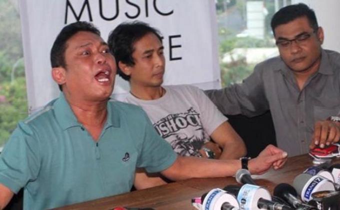 Adiguna Sutowo bersama Piyu, menggelar jumpa pers untuk klarifikasi kasus perusakan rumah Adiguna Sutowo, di De Hub Cafe, Thamrin City, Jakarta Pusat, Senin (28/10/2013), Dalam pemberitaan, kasus tersebut membawa-bawa nama isteri Piyu, dalam kesempatan itu keduanya menyatakan itu tidak benar.