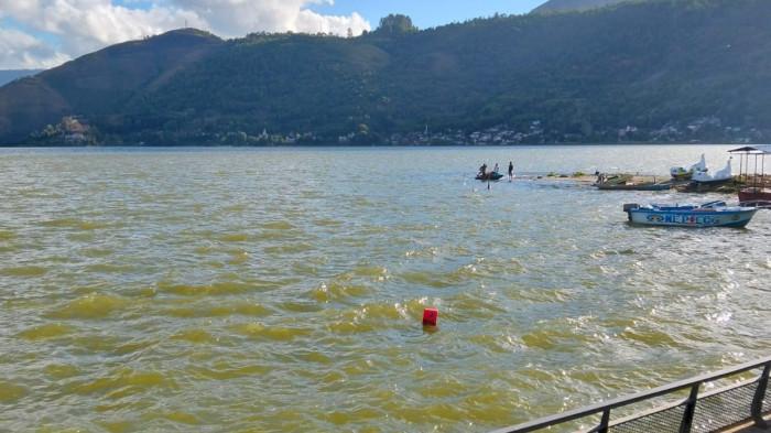 KERUH- Air Danau Toba berubah menjadi keruh akibat cuaca ekstrem yang terjadi sejak 10 Juli 2025. Banyak ikan yang mati akibat cuaca ekstrem ini.