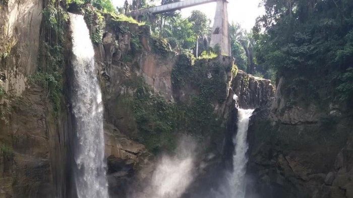 Air Terjun Katasa terletak di Nagori Bayu Bagasan, Kecamatan Hatonduhan, Simalungun, Sumatera Utara.
